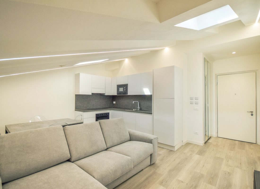 Soggiorno prima home staging appartamento semi arredato